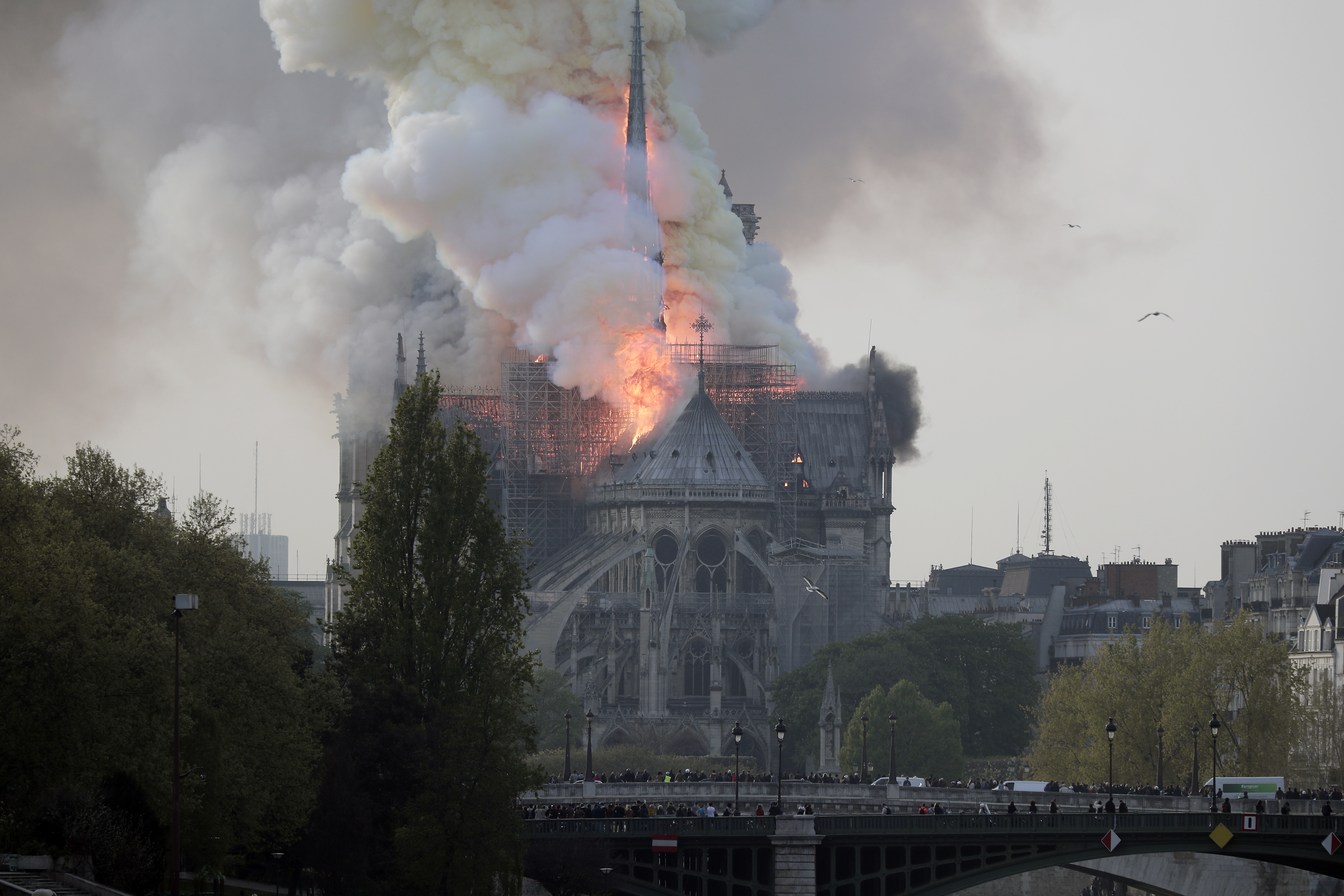 UPDATE | Incendiul de la Catedrala Notre-Dame din Paris a fost stins după 9 ore! Donald Tusk: „Europa va ajuta la reconstrucție”