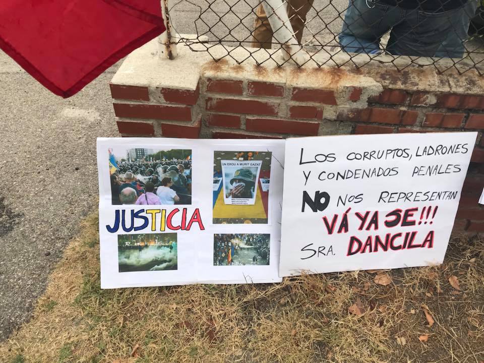 Românii din Spania o primesc pe Viorica Dăncilă cu pancarte și mesaje împotriva penalilor. „Corupţii, hoţii şi condamnaţii penal nu ne reprezintă”