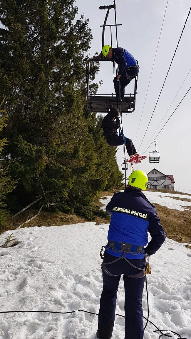 50 de oameni, coborâți de salvamontiști din telescaunul de la Vatra Dornei, după ce instalația s-a stricat