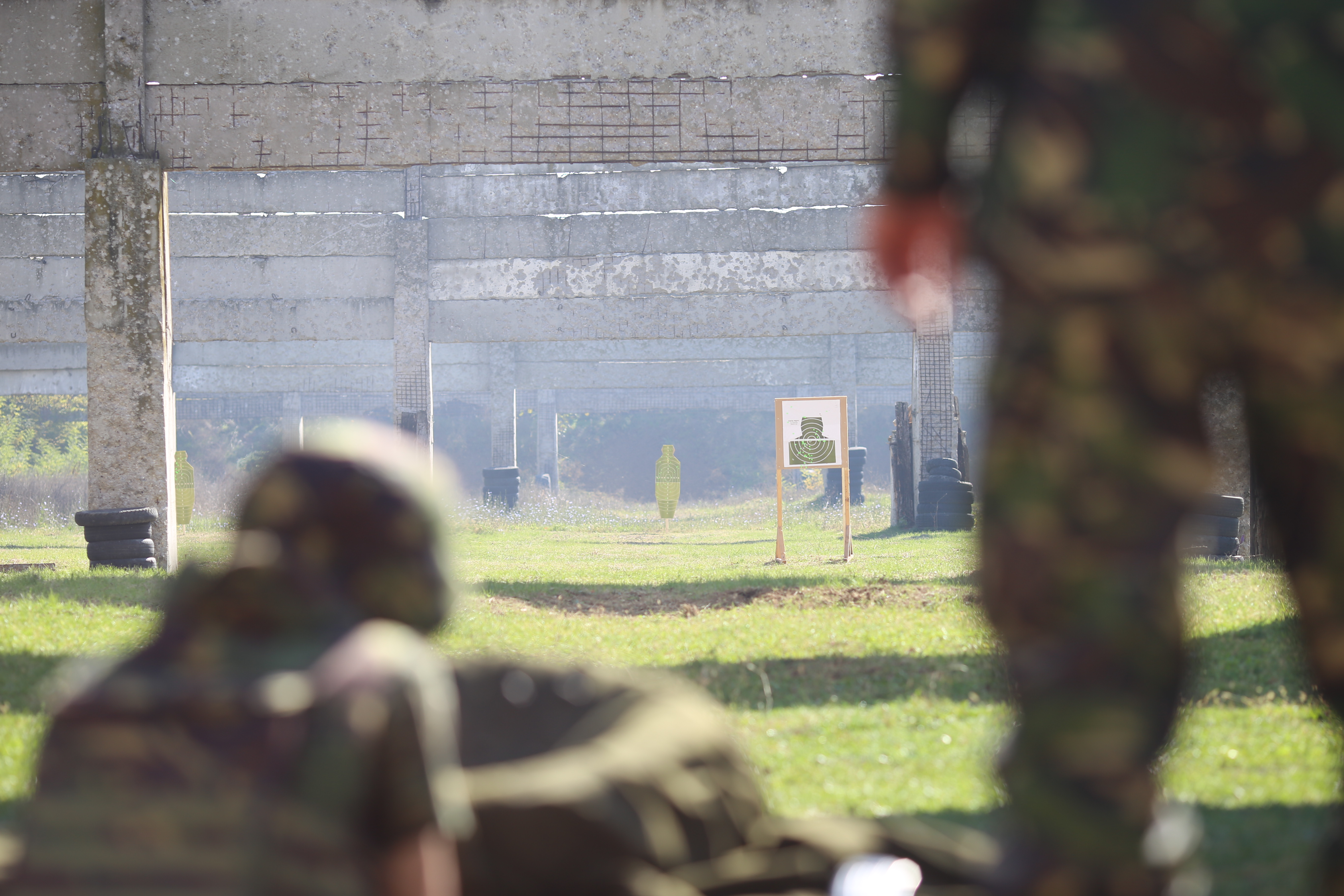 VIDEO | Reportaj cu arma-n mână. Am testat mitraliera NATO și pistolul pentru luptă urbană