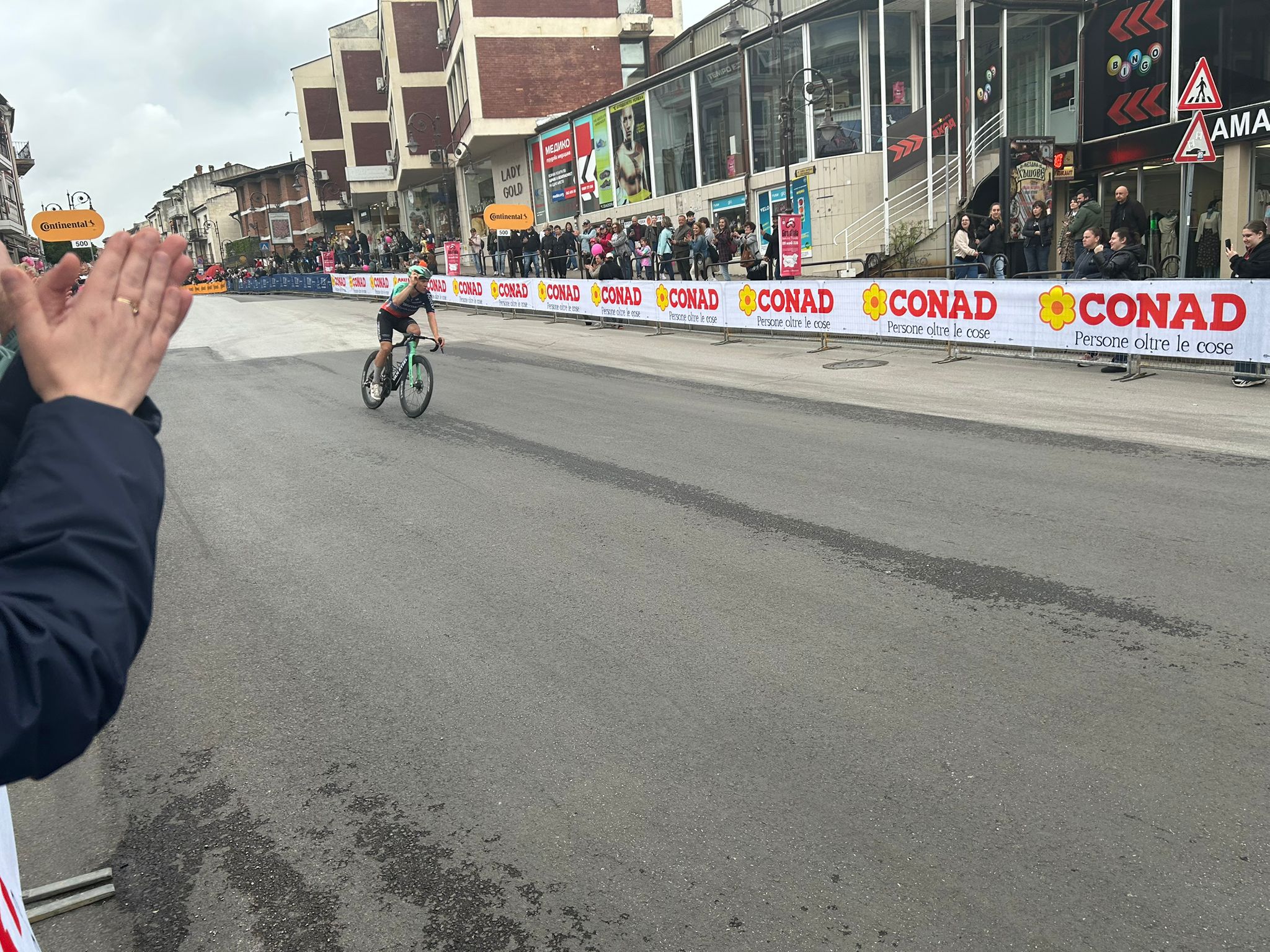 Sute de români au venit să-l vadă pe Jonas Vingegaard la Veliko Tarnovo. Cine a câștigat etapa a doua din Bulgaria, după căzătura masivă din final