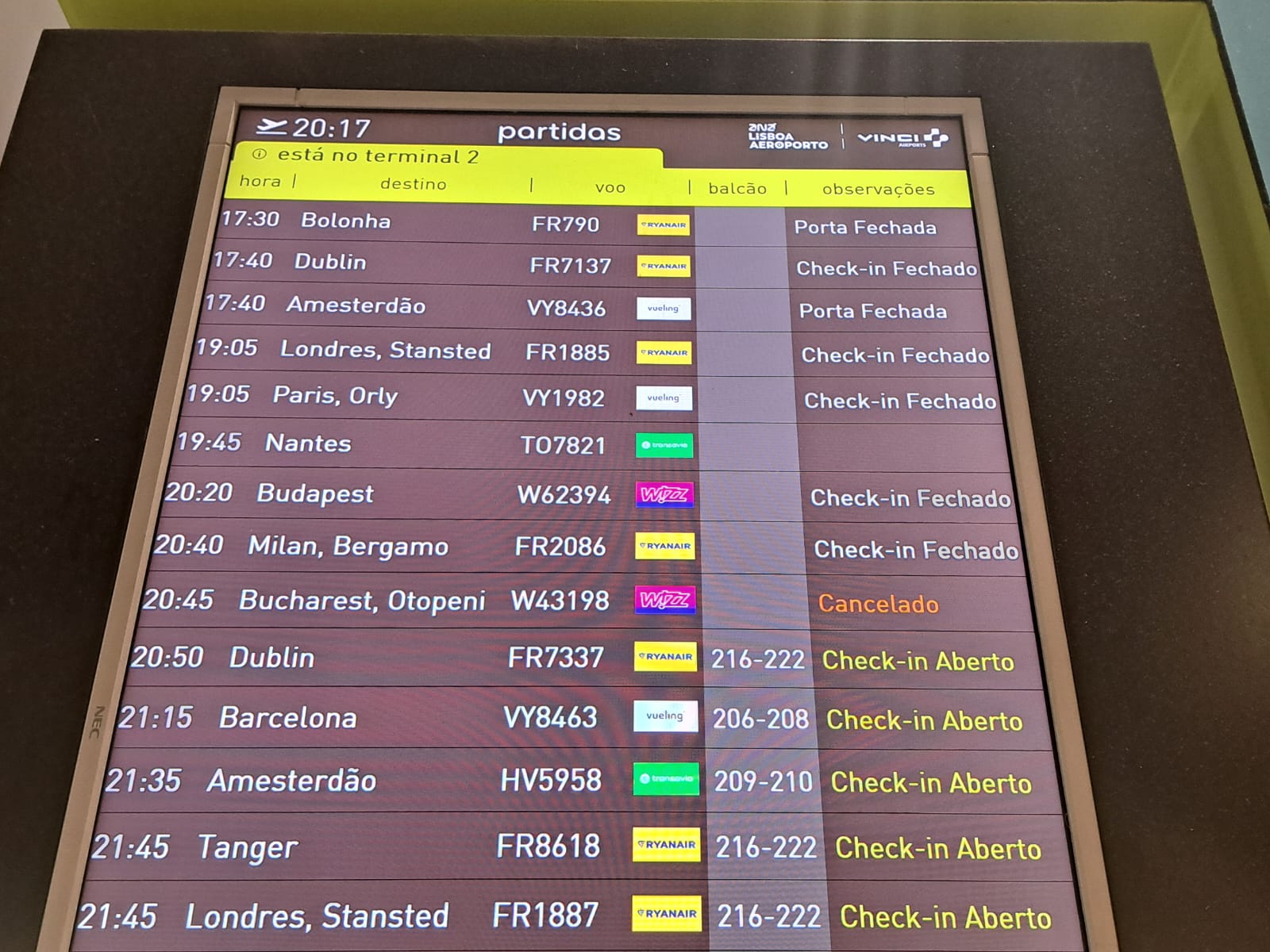 Zeci de turiști români, blocați pe aeroportul din Lisabona, după ce o cursă Wizz Air s-a anulat. „Nu ne-a spus nimeni nimic, nu ne ajută nimeni”. Precizările companiei