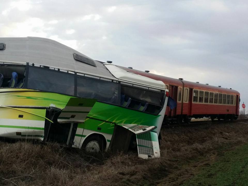 Autocar lovit de tren în județul Timiș. Mai mulți pasageri au fost răniți