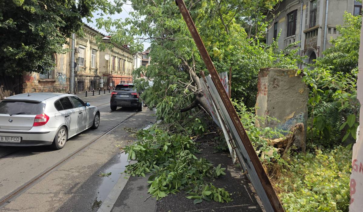 Dezastru după furtuni: București este sub ape iar aproape 30.000 de oameni din 65 de localități sunt fără curent. Pompieri din 9 județe vin în ajutor