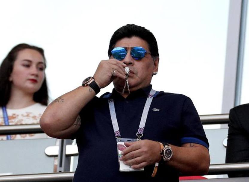 Reacțiile lui Diego Maradona din timpul meciului Franța - Argentina 4-3. La final, a pus tunurile pe selecționer / GALERIE FOTO