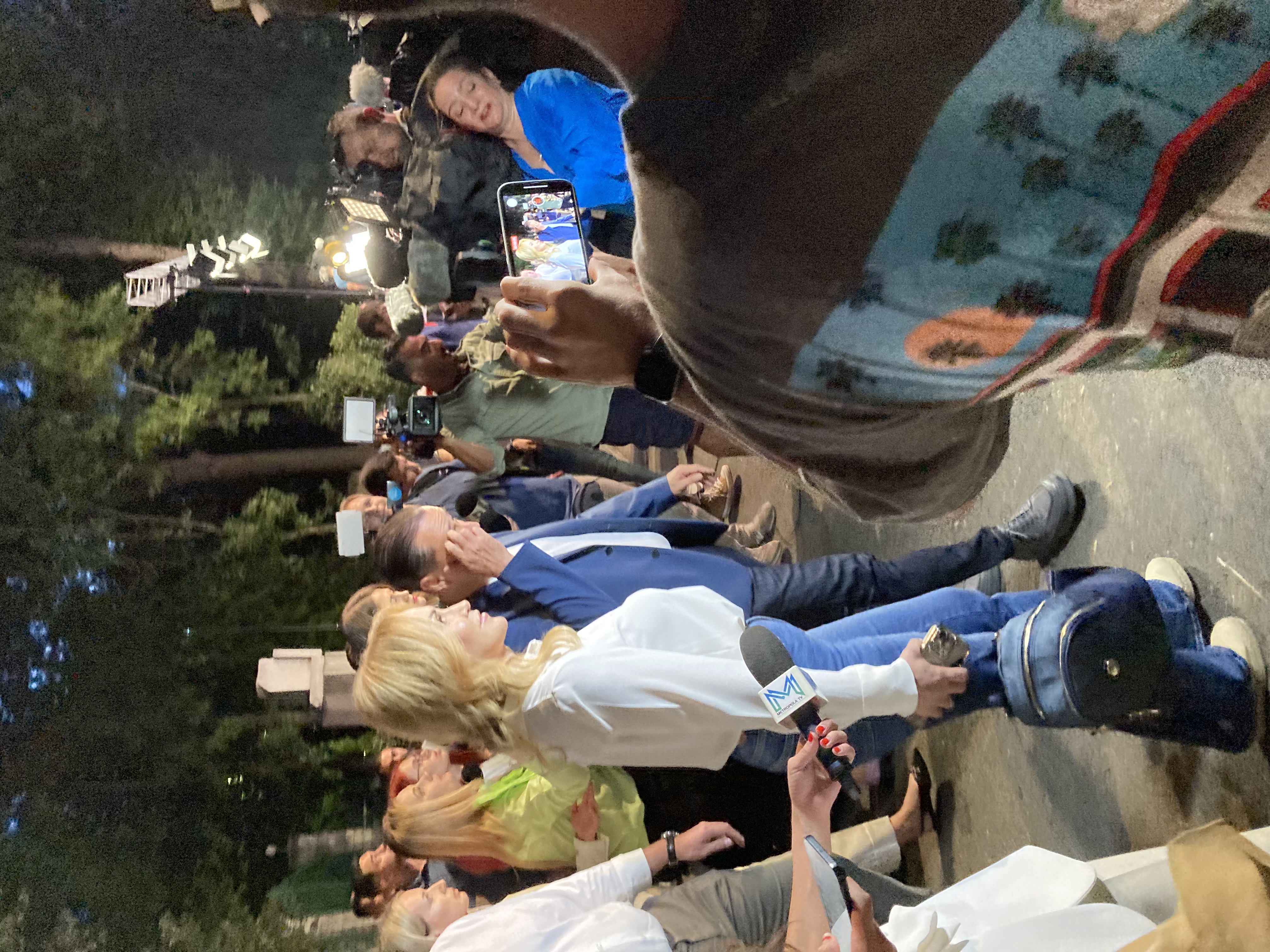 REPORTAJ | Scenă simbolică la PSD. Ciolacu și Grindeanu au dispărut în momentul în care Gabriela Firea a intrat în curtea sediului central. „Am câștigat alegerile!”