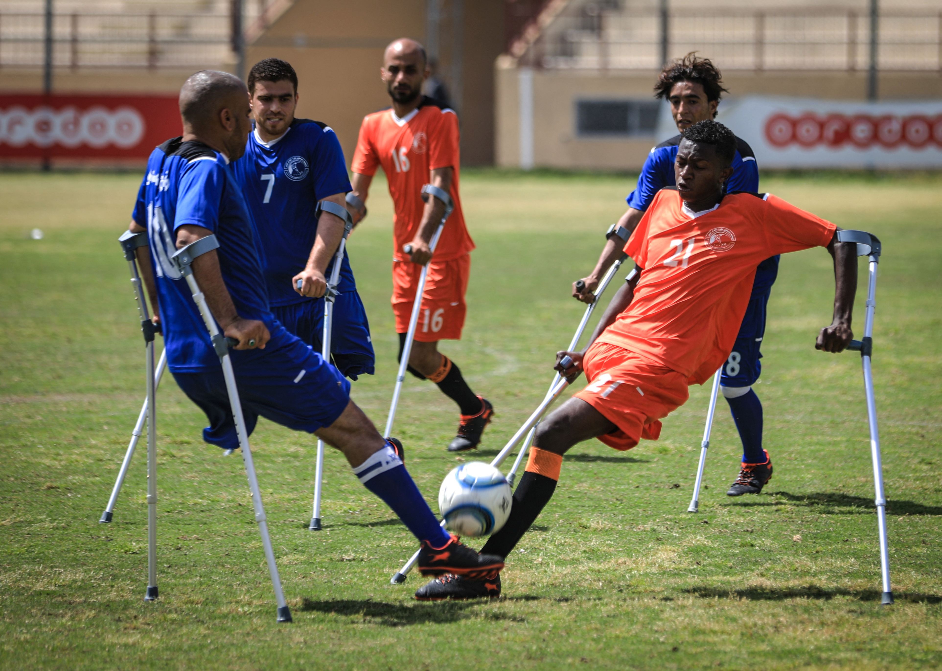 Bărbații din Gaza cu picioarele amputate își caută alinarea în fotbal | GALERIE FOTO