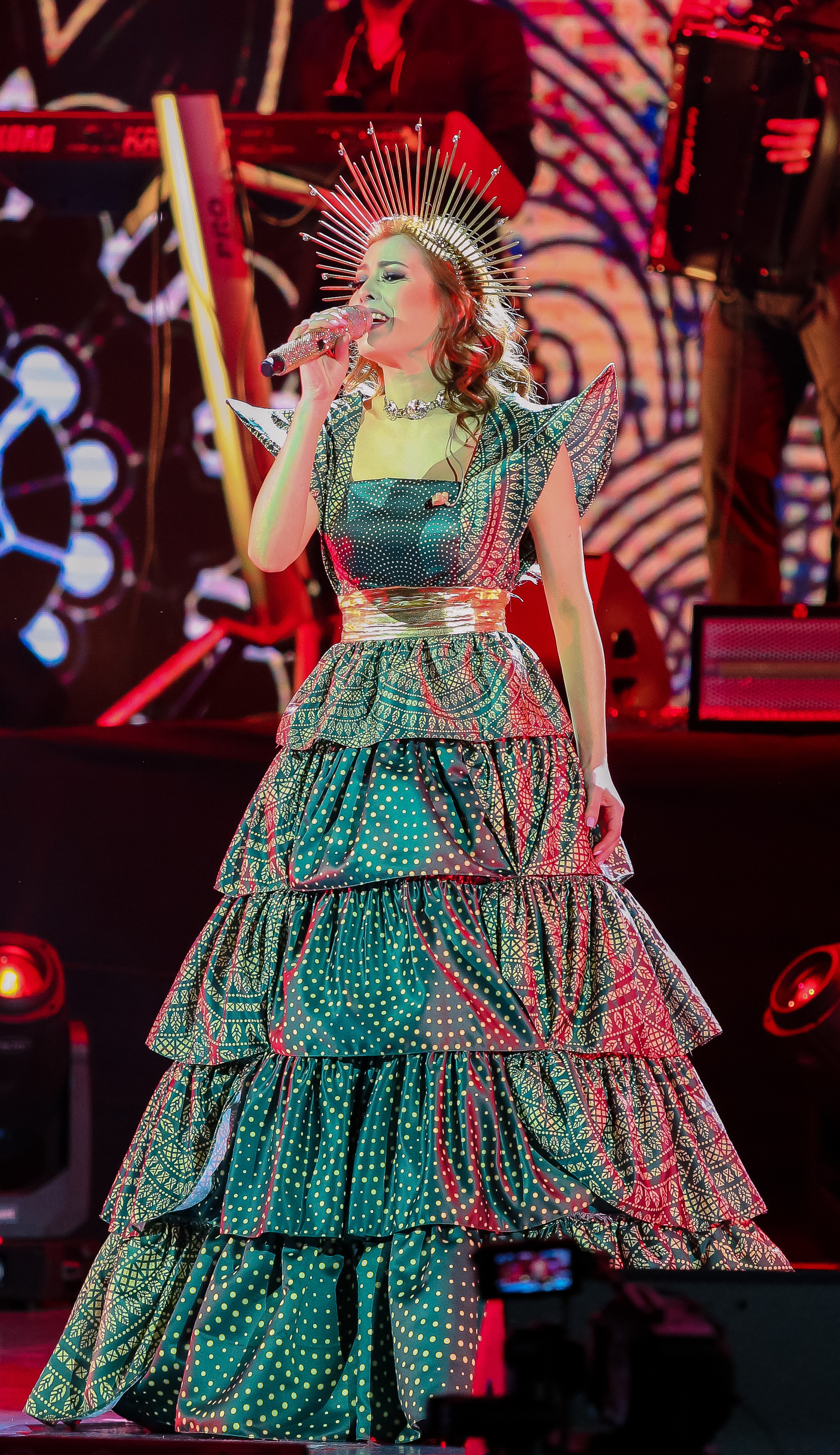 GALERIE FOTO | Elena Gheorghe, parada modei la ultimul său concert! A purtat rochii speciale, una dintre ele cu fotografiile bunicii