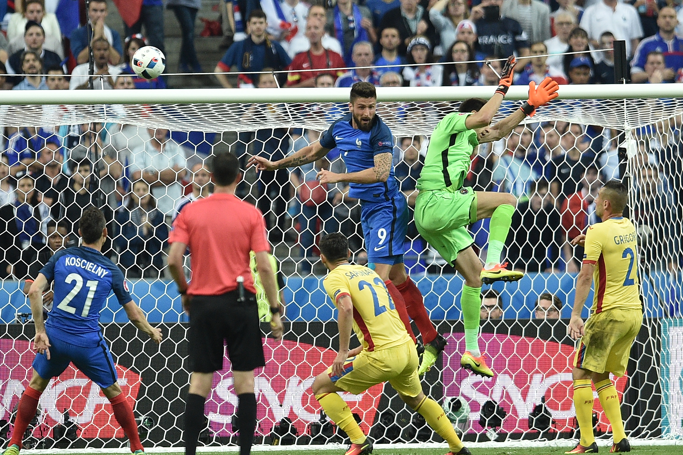 Euro 2016. Imaginile arată că Tătărușanu a fost faultat în săritură de Giroud la primul gol al Franței / GALERIE FOTO și VIDEO