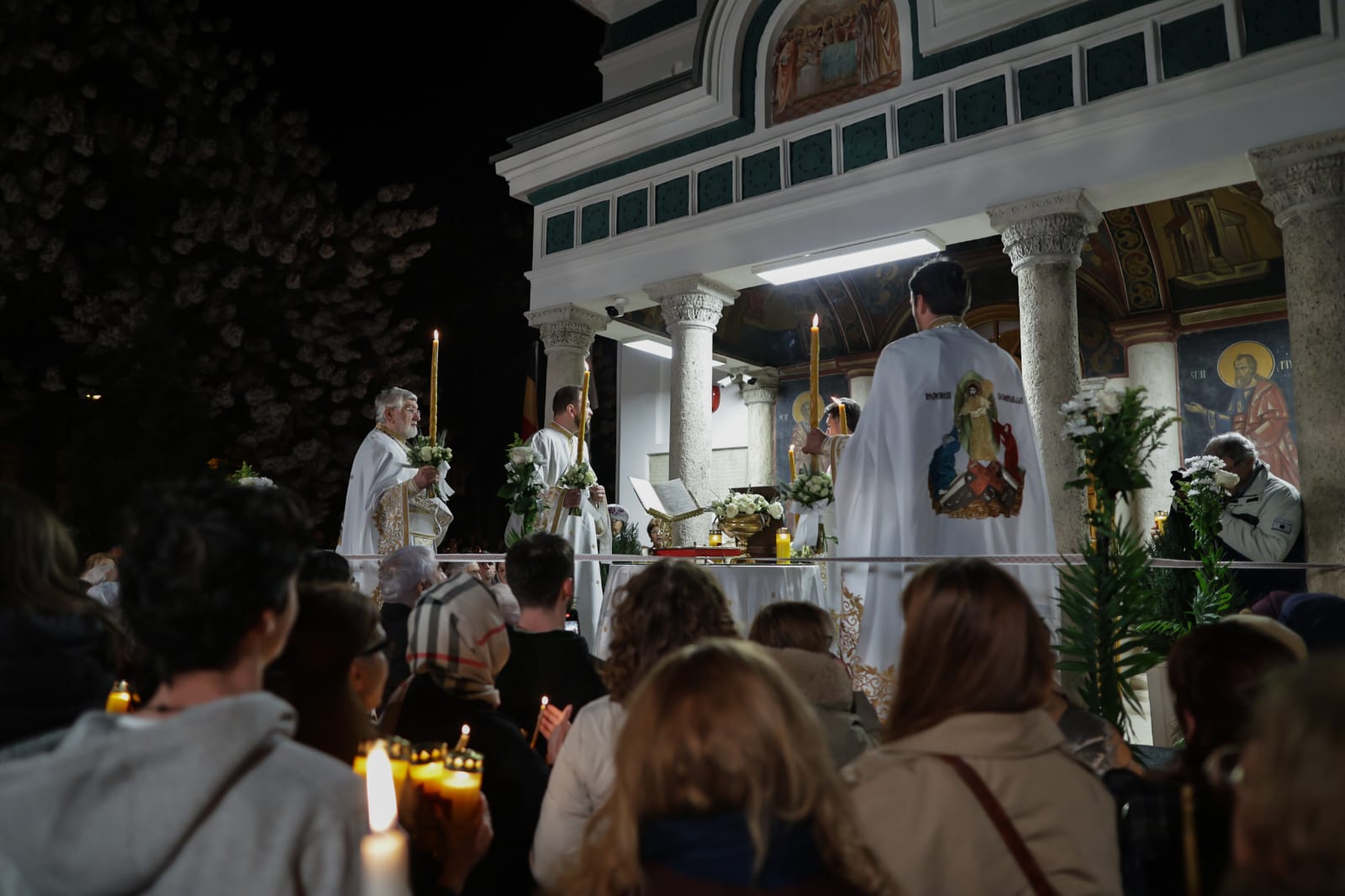 „Hristos a Înviat!” a răsunat sâmbătă la miezul nopții în întreaga Românie. „Un dar al iubirii lui Dumnezeu pentru noi toți”