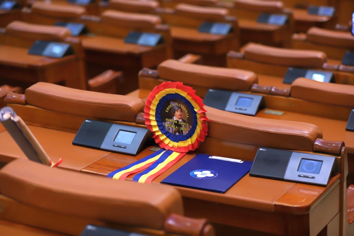 Toate cele patru moțiuni de cenzură depuse împotriva Guvernului Bolojan au fost respinse în Parlament. Ce urmează