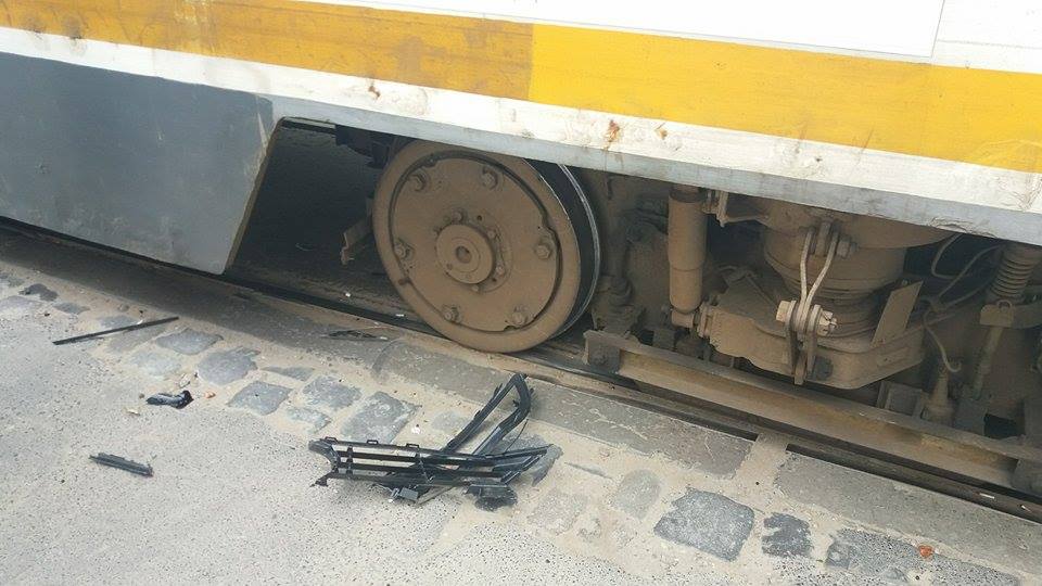 FOTO | Accident rutier între un tramvai și un autoturism, pe bulevardul Dimitrie Pompeiu din Capitală, în zona Pipera