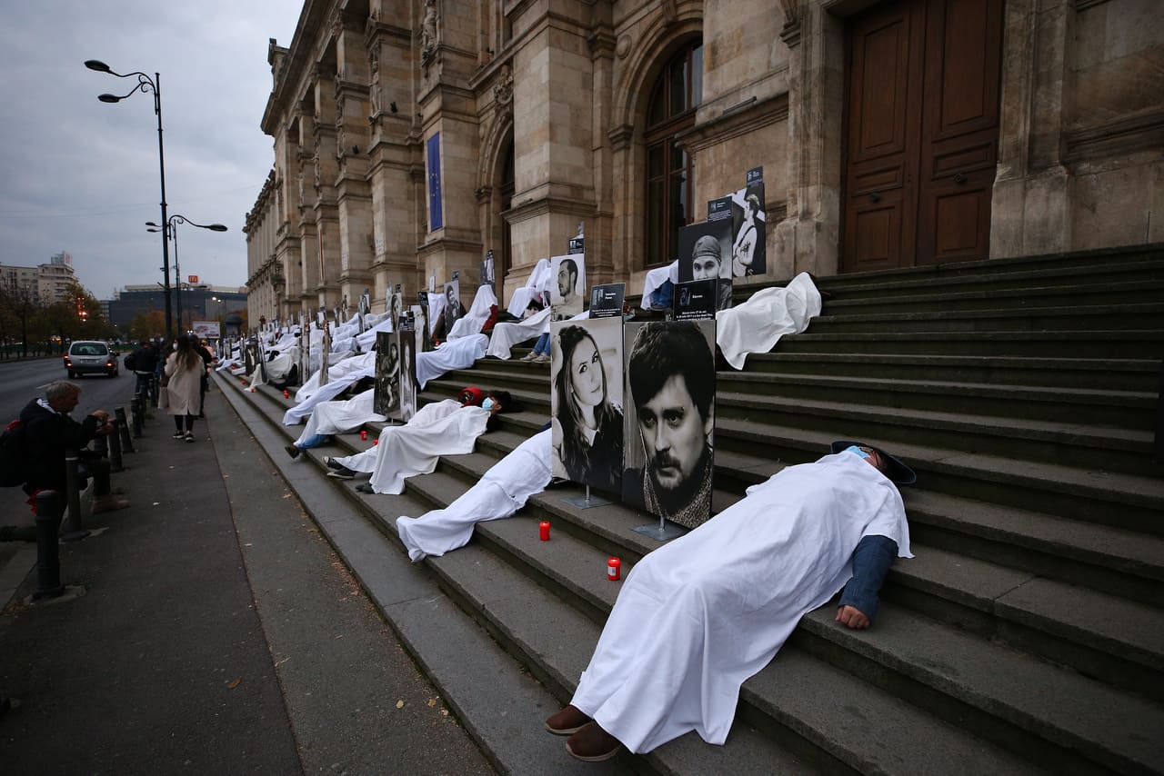 Protest la Curtea de Apel: rudele victimelor din Colectiv, acoperite cu cearșafuri albe, lângă fotografiile cu cei dragi
