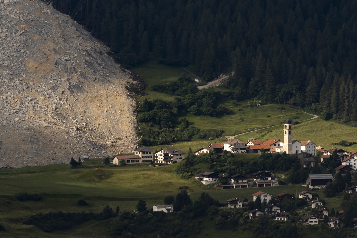 FOTO: Un sat elvețian a scăpat „la limită” să fie înghițit de o alunecare de teren masivă