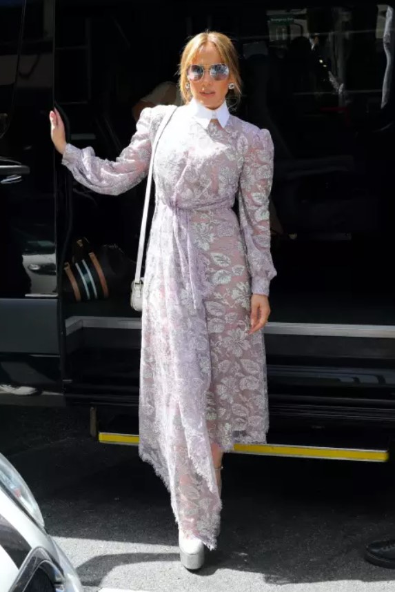 Jennifer Lopez, apariție spectaculoasă pe străzile din New York. Rochia vedetei face furori pe internet