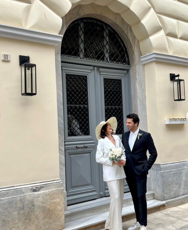 Kaan Urgancıoğlu din serialul „Secrete de familie”, surprins de paparazzi în vacanță. Presa din Turcia scrie că soția actorului e însărcinată