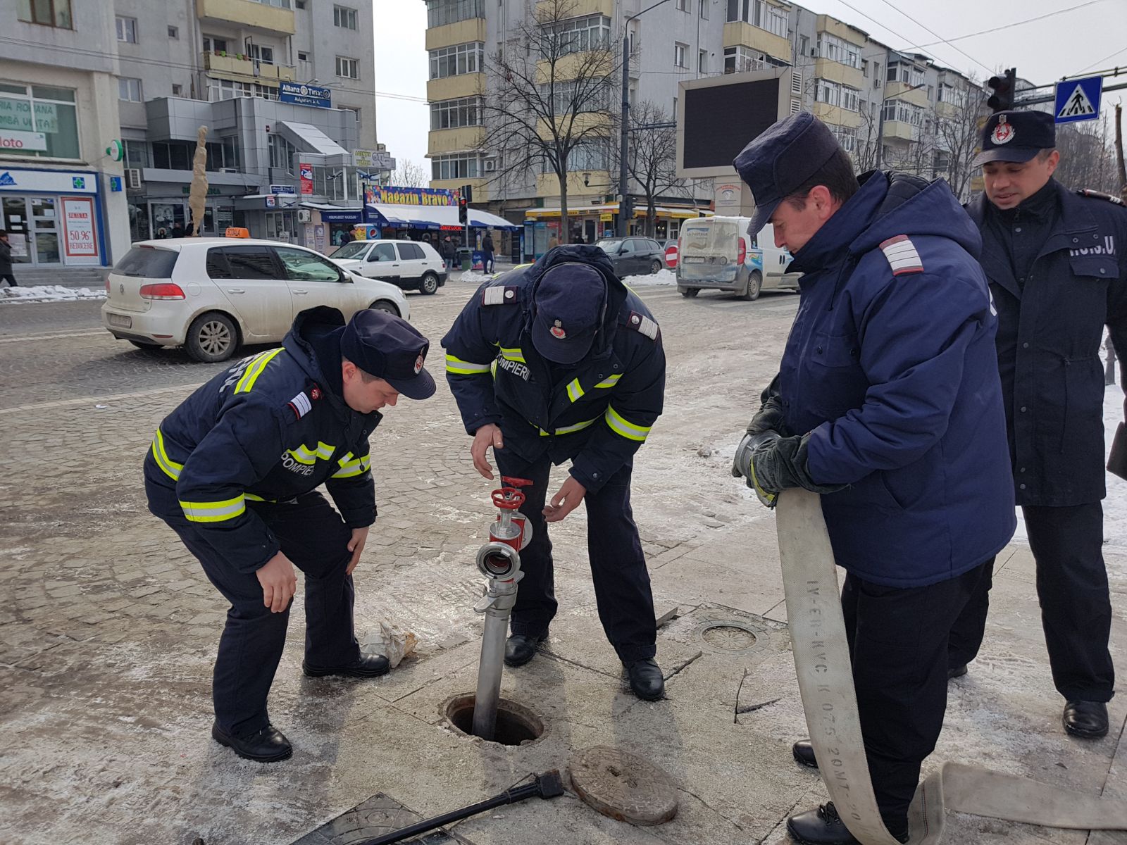 Panică în centrul Vasluiului, după ce mașini de pompieri au ocupat o parte din Piața Civică/ GALERIE FOTO