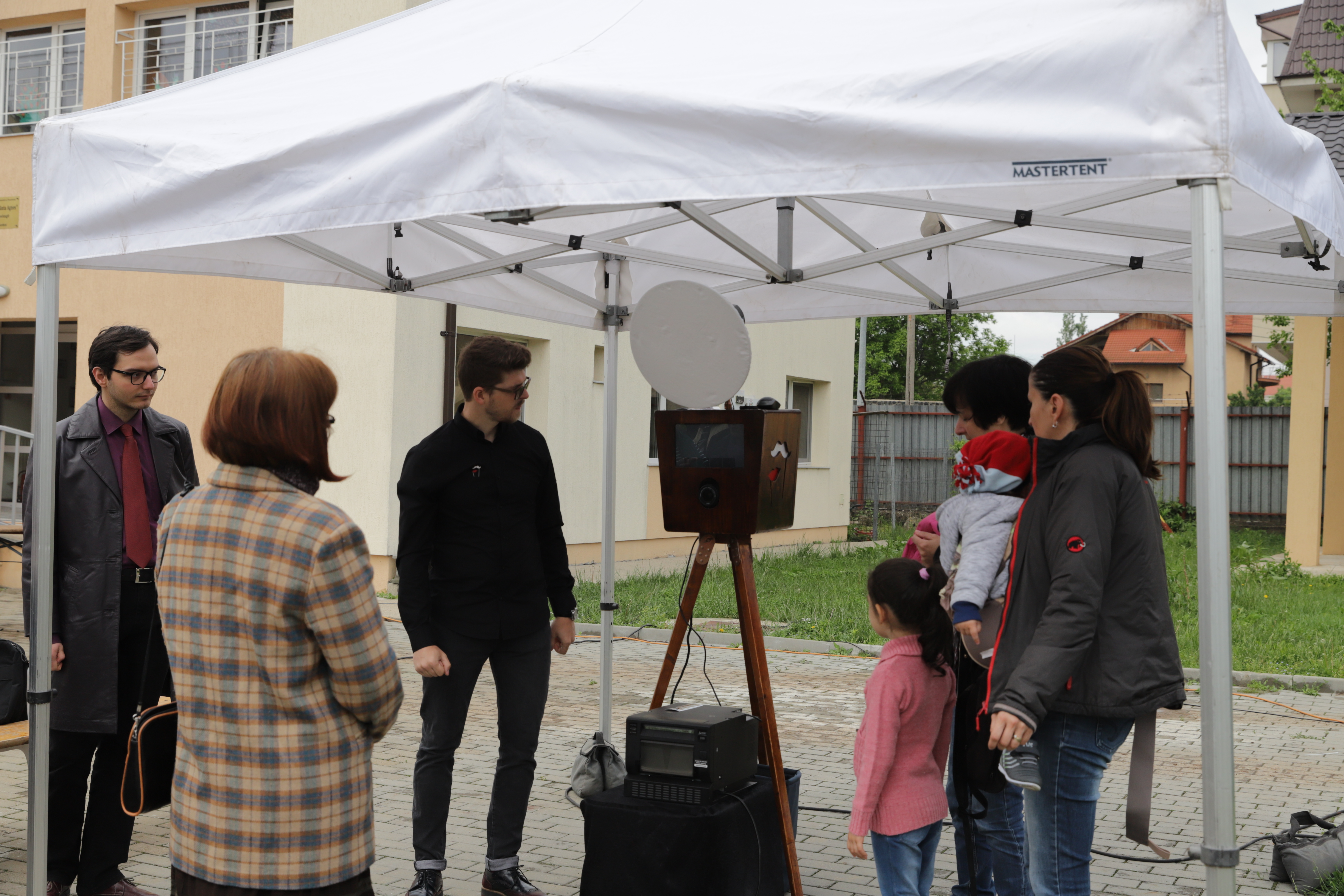 REPORTAJ/ Vată de zahăr, cântece și preoți la cratiță, în așteptarea Papei! La Mănăstirea Sfânta Agnes, din Popești-Leordeni, credincioșii catolici au intrat în atmosfera festivă a vizitei Suveranului Pontif