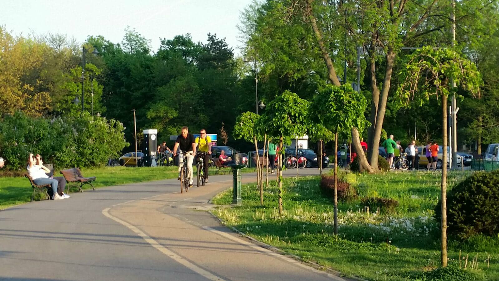 Klaus Iohannis, declarații despre principalele dosare politice, la o plimbare cu bicicleta (FOTO)