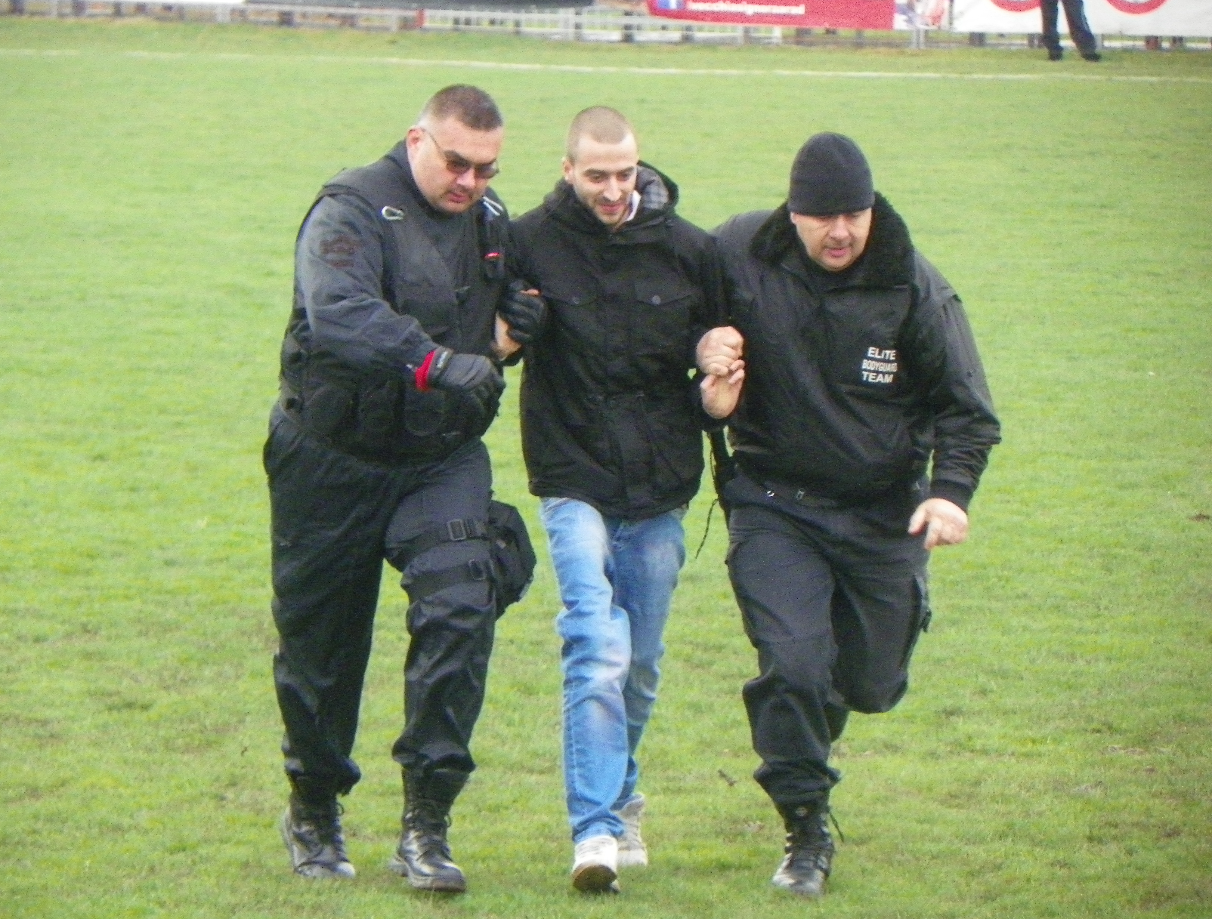 Incidente la UTA - FC Brașov. Azi, Clinceni - Rapid 0-2. Gazdele, în ”10” / VIDEO