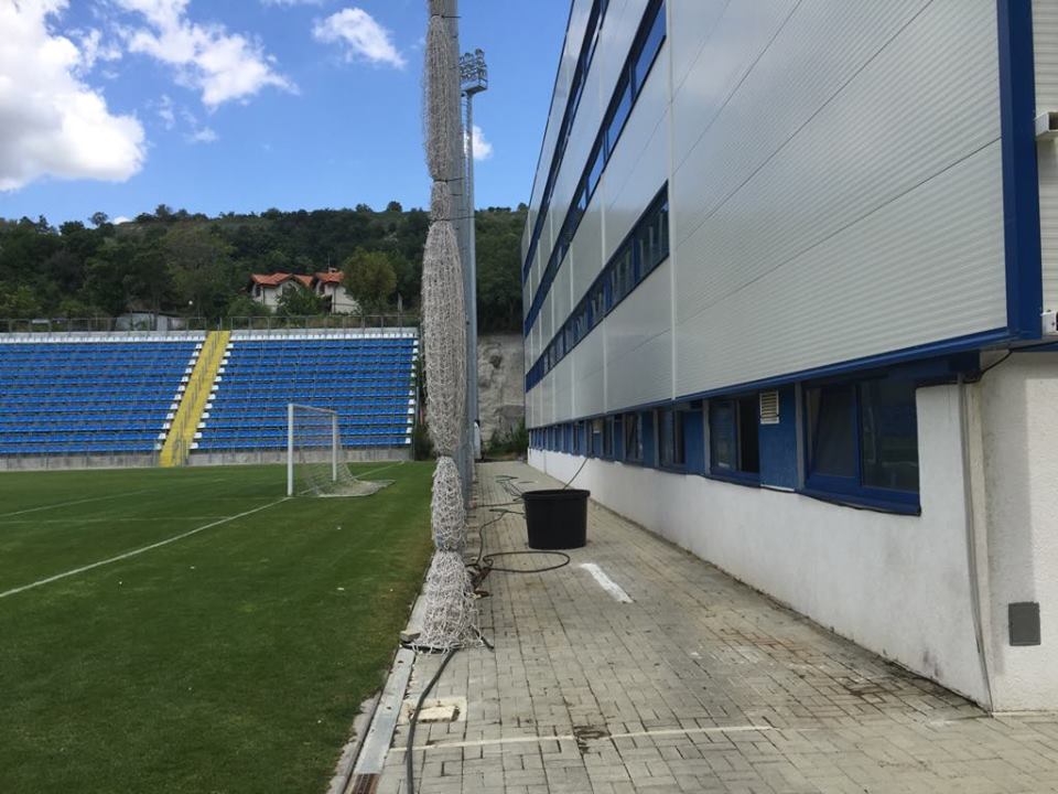 Așa arată stadionul din Balcik pe care Farul vrea să joace în Liga 2. ”Sunt bineveniți aici!”. Omul care a ucis Dinamo în 1995 antreneaza echipa Cernomoreț din localitate