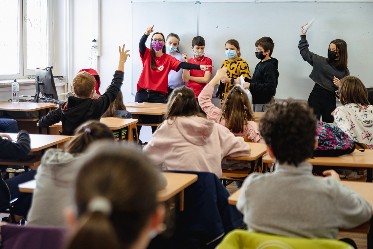 REPORTAJ. O tânără din București învață mii de copii și profesori ce trebuie să facă în caz de cutremur și cum să ofere primul ajutor. „Incendiul din Colectiv mi-a schimbat viața”
