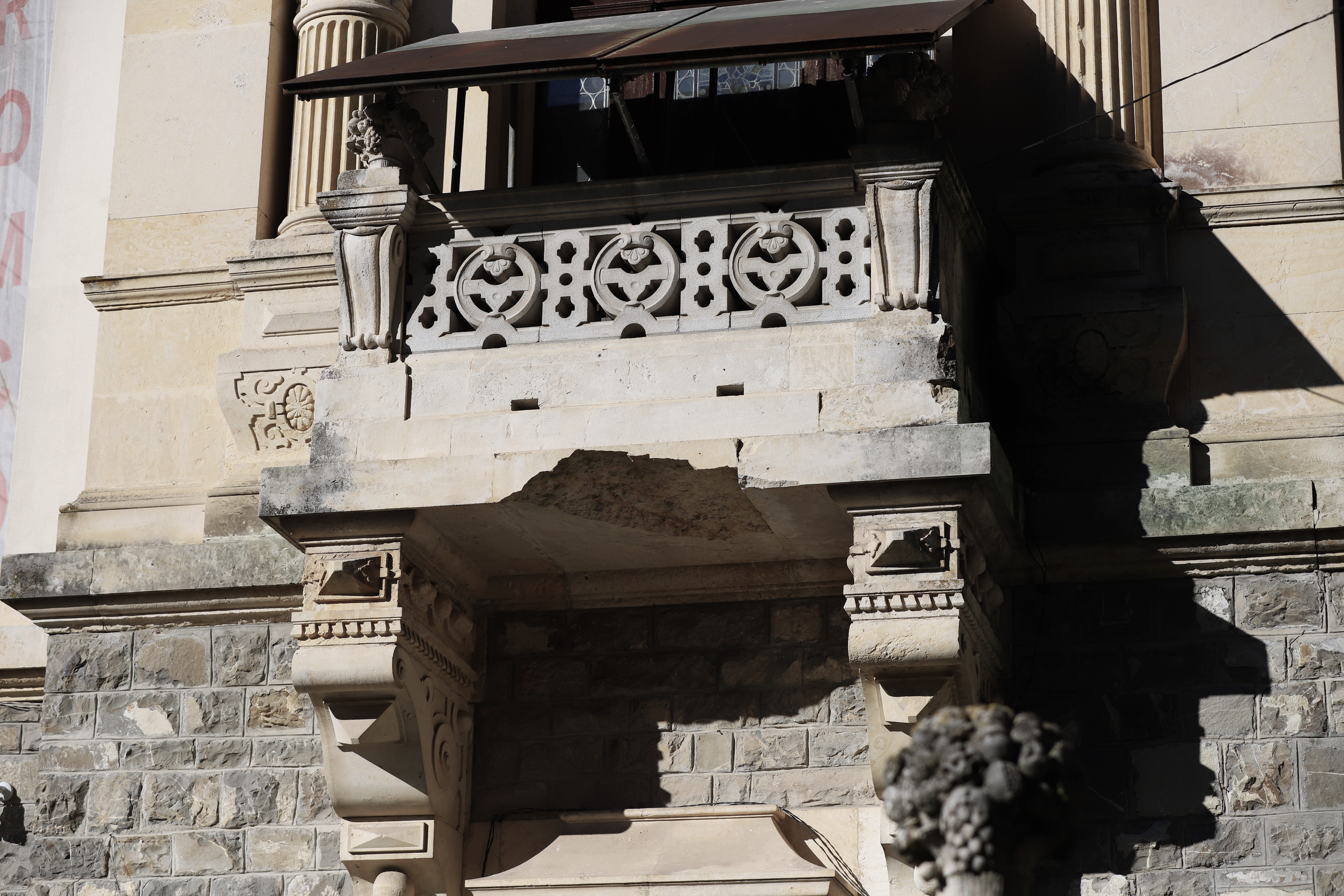 Castelul Peleș a ajuns o ruină în proptele. Casa Regală și Ministerul Culturii negociază molcom cine să rezolve problema care accelerează degradarea