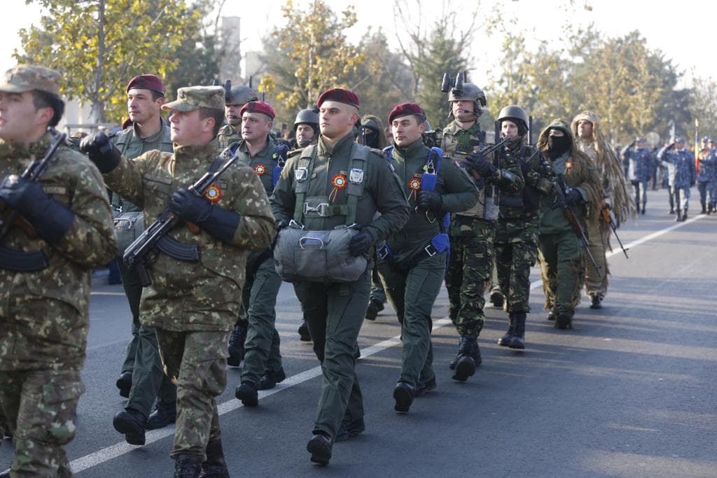GALERIE FOTO/ Un militar de la Buzău a avut nevoie de îngrijiri medicale de 1 Decembrie. I s-a făcut rău cel mai probabil din cauza gerului