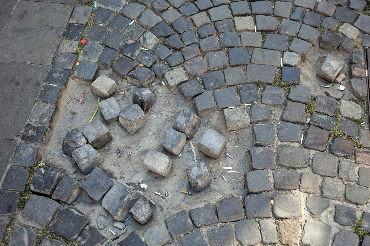 Curățarea Centrului Istoric a început, dar nu se vede. Cea mai profitabilă zonă turistică din București arată deplorabil