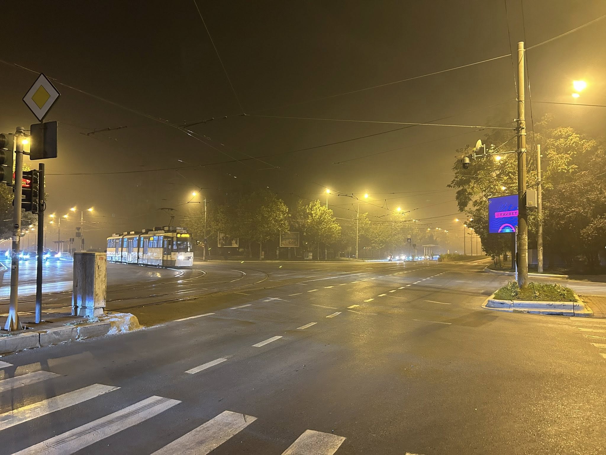 Fum și poluare pe străzile din București din cauza incendiului de la depozitul Antrefrig: „Mi-a venit rău"