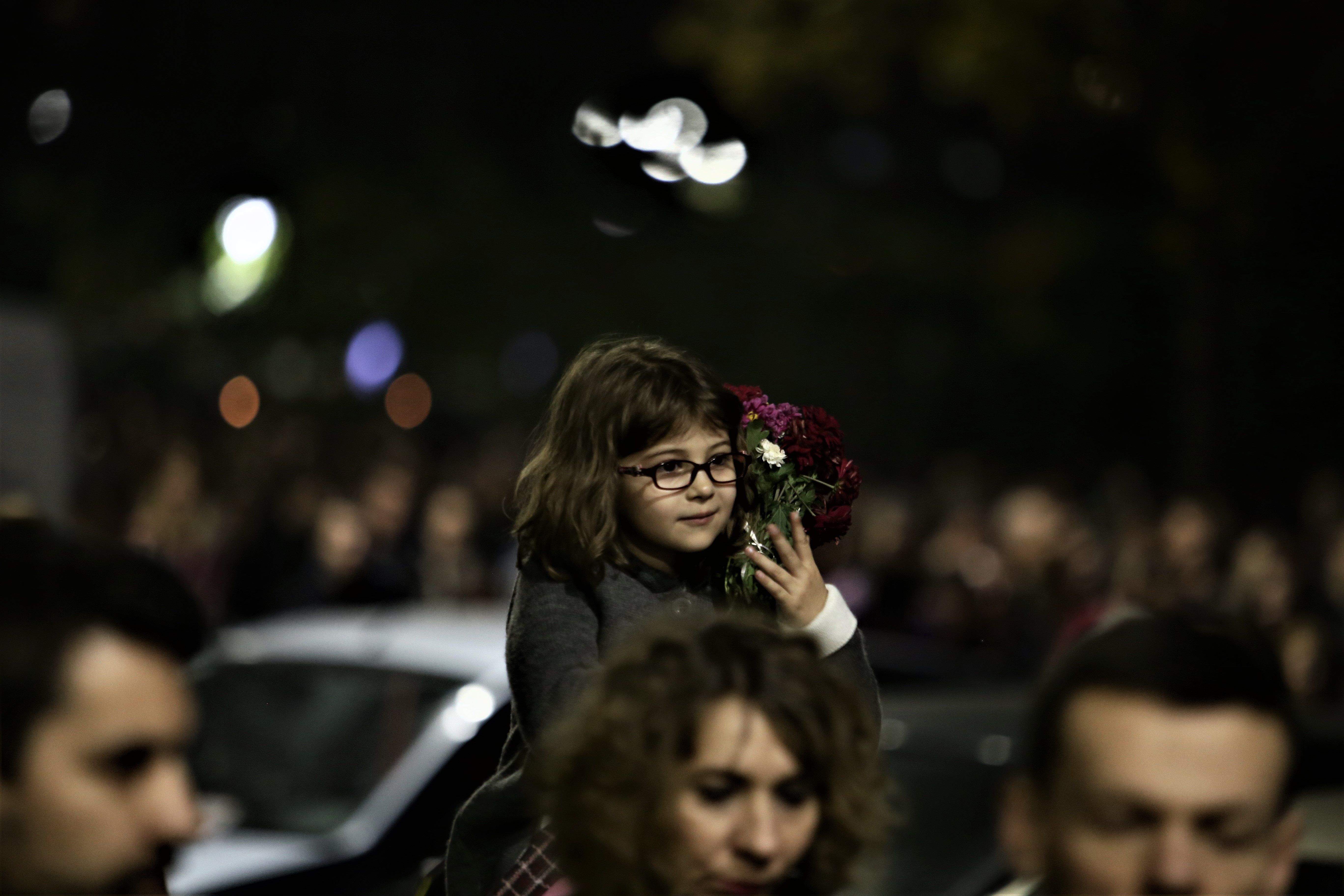 FOTO&VIDEO / Marșul chitarelor, pe muzica durerii. Sute de oameni au adus un omagiu celor care au murit în Colectiv. Părinții și-au înăbușit durerea: „Vrem să se facă dreptate”