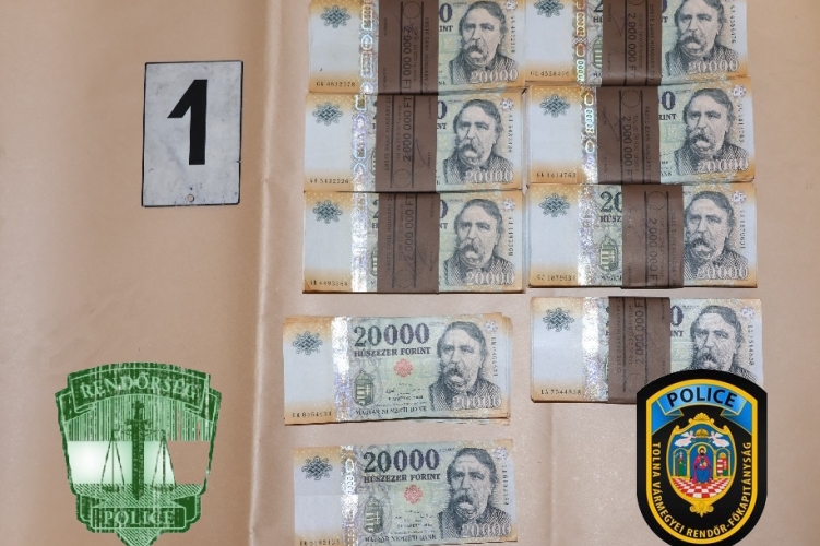 „A jelszó: Rex” – Nagypályás telefonos csalókat fogtak a szekszárdi rendőrök, fotón a folyosónyi forint