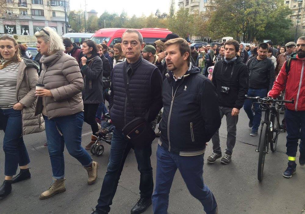 Un an de la Colectiv. Peste 5.000 de oameni s-au recules în fața clubului. Moment emoționat la ora 22.32