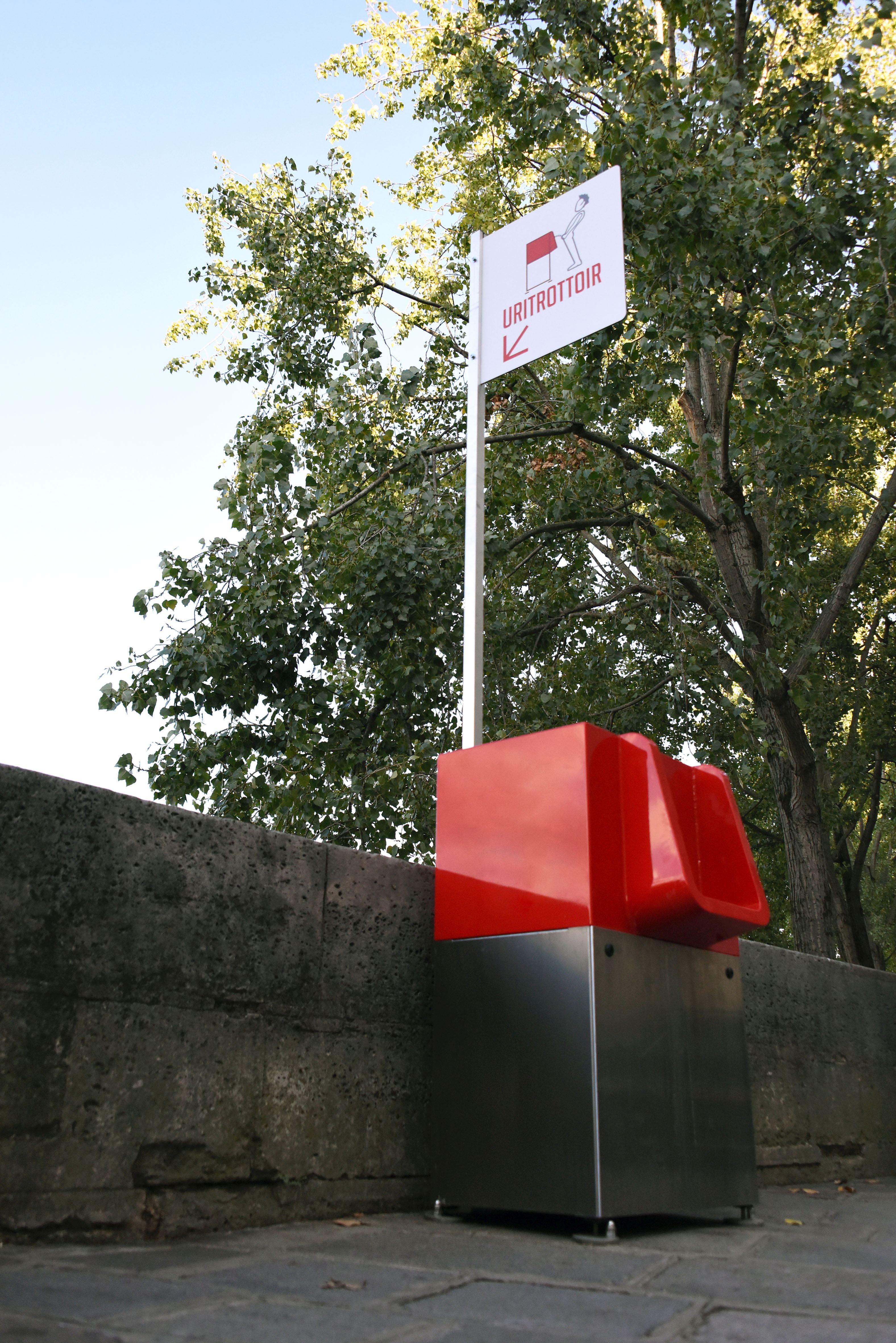 FOTO | Parisul a instalat mai multe pisoare publice, iar localnicii sunt revoltați