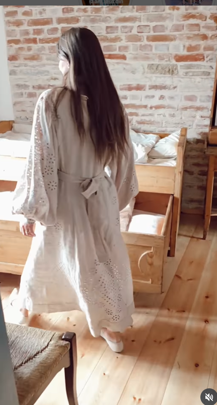 Dana Rogoz a făcut turul casei de la Viscri și a arătat cum este în interior. Patul din dormitor a atras atenția tuturor. E spectaculos