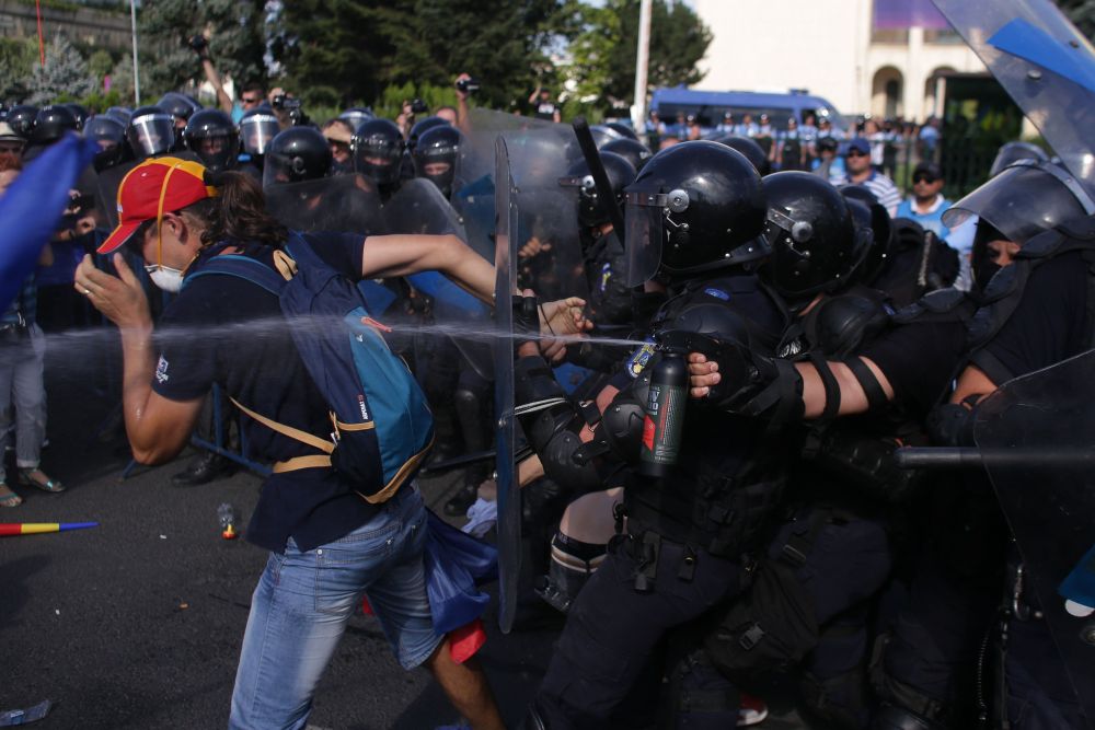 UPDATE. Război de stradă între jandarmi și huligani, în Piața Victoriei. 452 de persoane rănite / VIDEO&FOTO