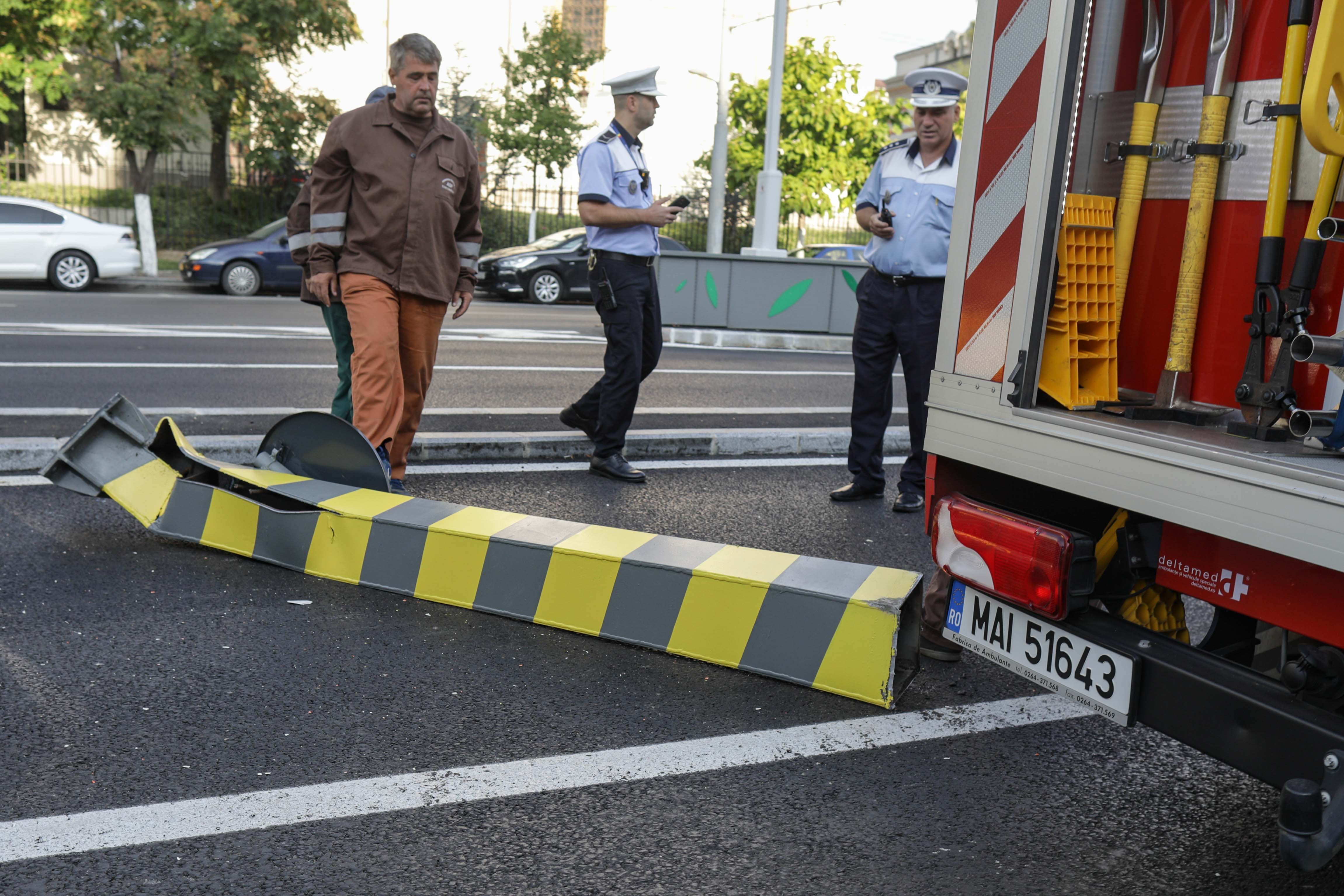 Limitatorul de înălțime de la intrarea în Pasajul Unirii, distrus de un TIR la câteva zile după redeschiderea pasajului