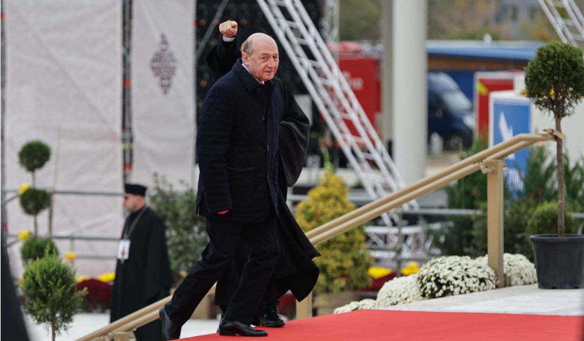 Ceremonia de sfințire a picturii Catedralei Mântuirii Neamului. Peste 12.500 de oameni, printre care Nicușor Dan, Ilie Bolojan, Traian Băsescu și Emil Constantinescu, au fost martori la citirea actului de sfințire