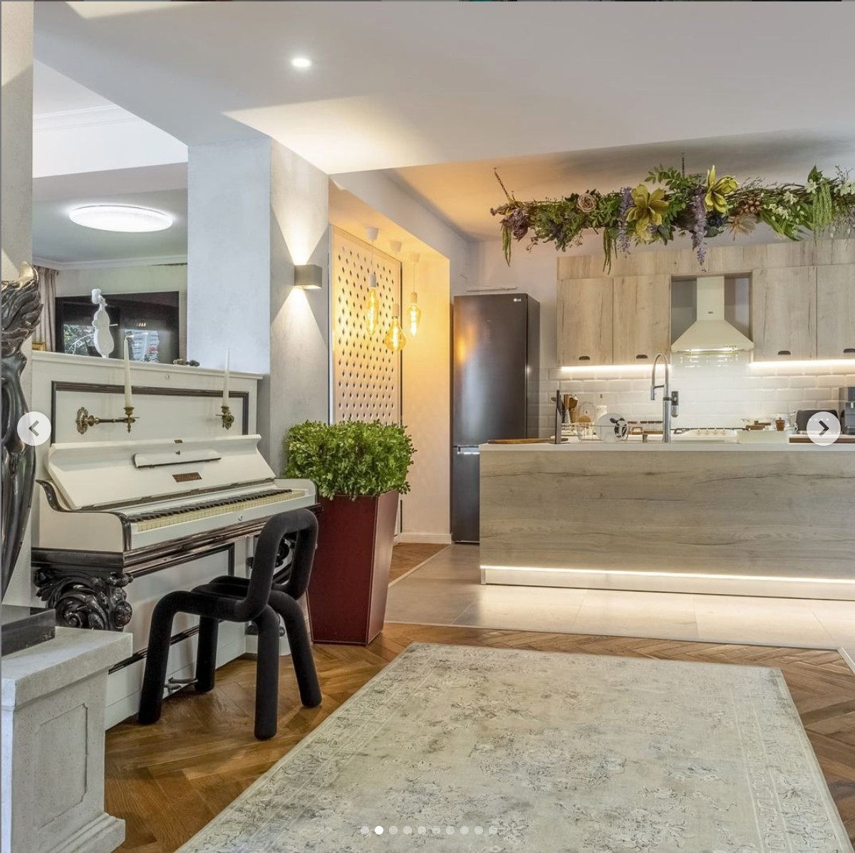 Imagini din casa în care locuiește Andreea Marin. Are cadă în dormitor și a amenajat vila după ideile ei