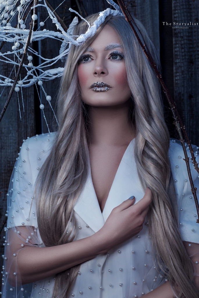 Laura Cosoi a fost transformată în Crăiasa Zăpezii de hairstylist-ul Adrian Perjovschi