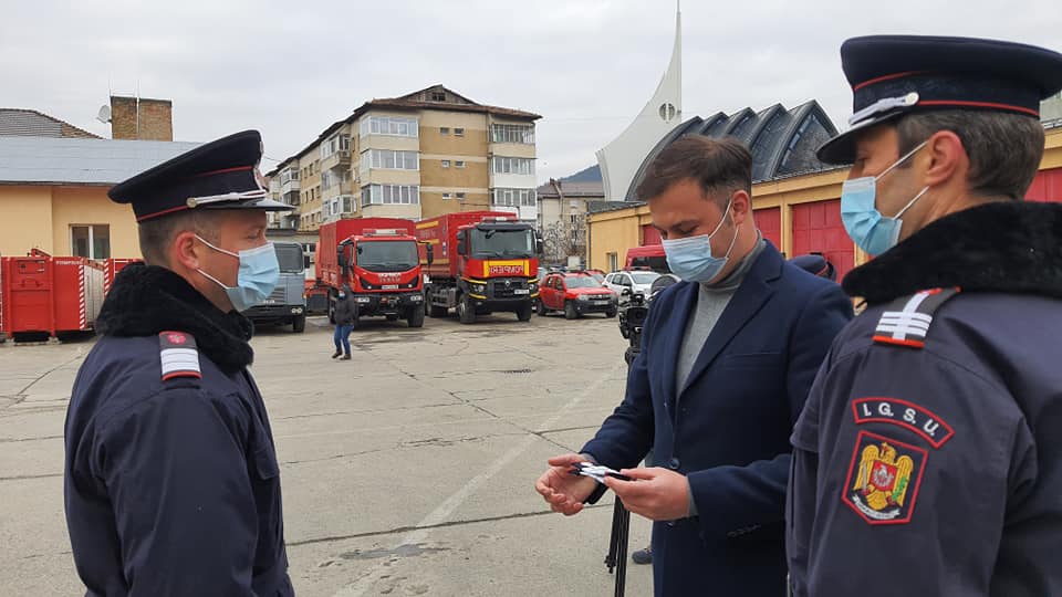 Trei pompieri care au intervenit la incendiul de la Spitalul din Neamț, avansaţi în grad înainte de termen