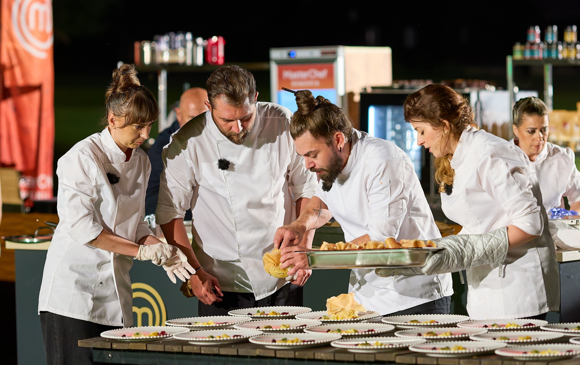 MasterChef, 17 noiembrie 2025. Cei 10 concurenți au lucrat ca o singură echipă într-o probă care a celebrat 30 de ani de PRO TV