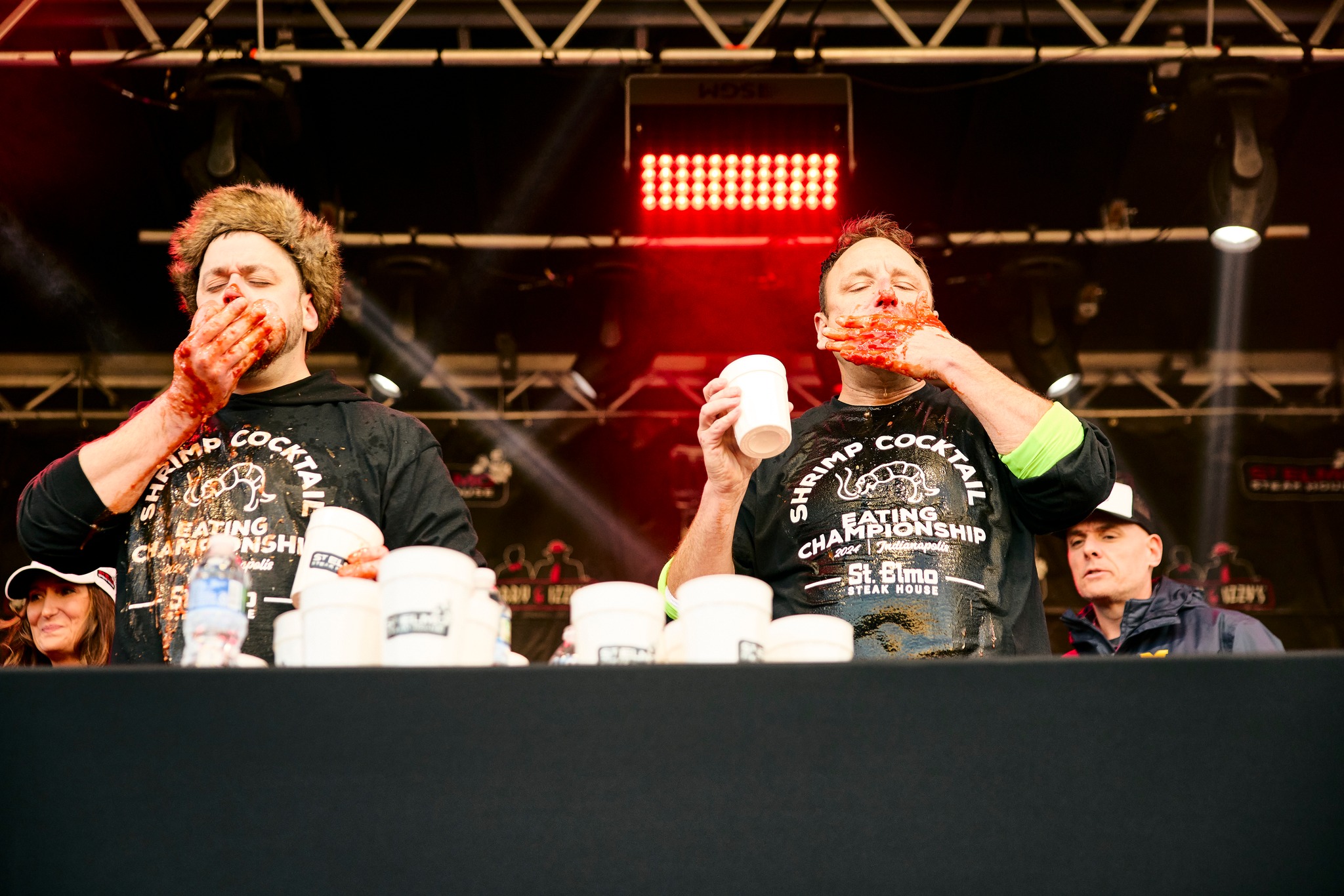 „Legenda hotdogilor” a mai bătut un record. Joey Chestnut a mâncat 9,5 kilograme de creveți în 8 minute | VIDEO