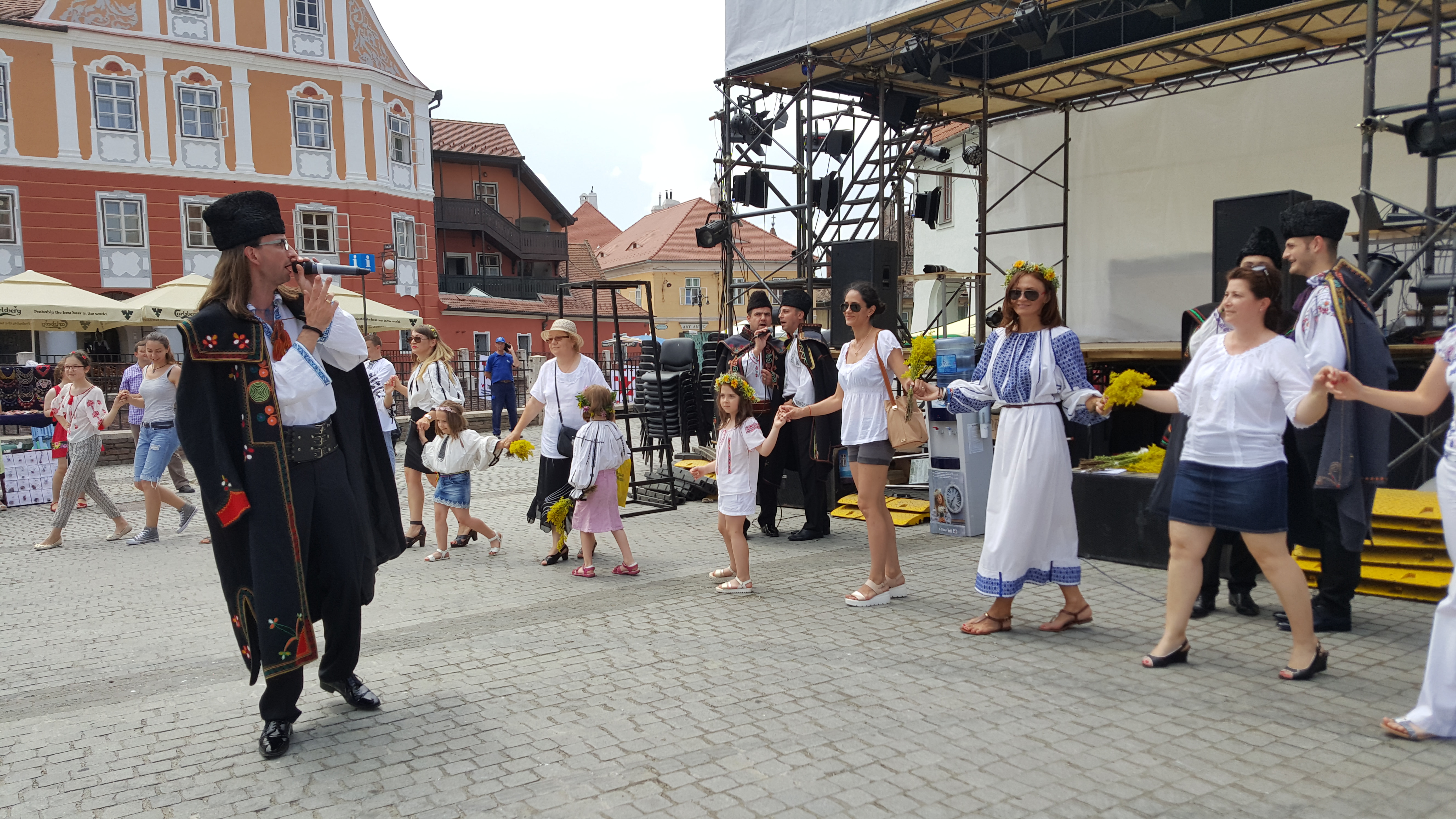 Ziua Universală a Iei | Actorul Toma Cuzin din Las Fierbinți a defilat în cămașă românească în satul lui Brâncuși