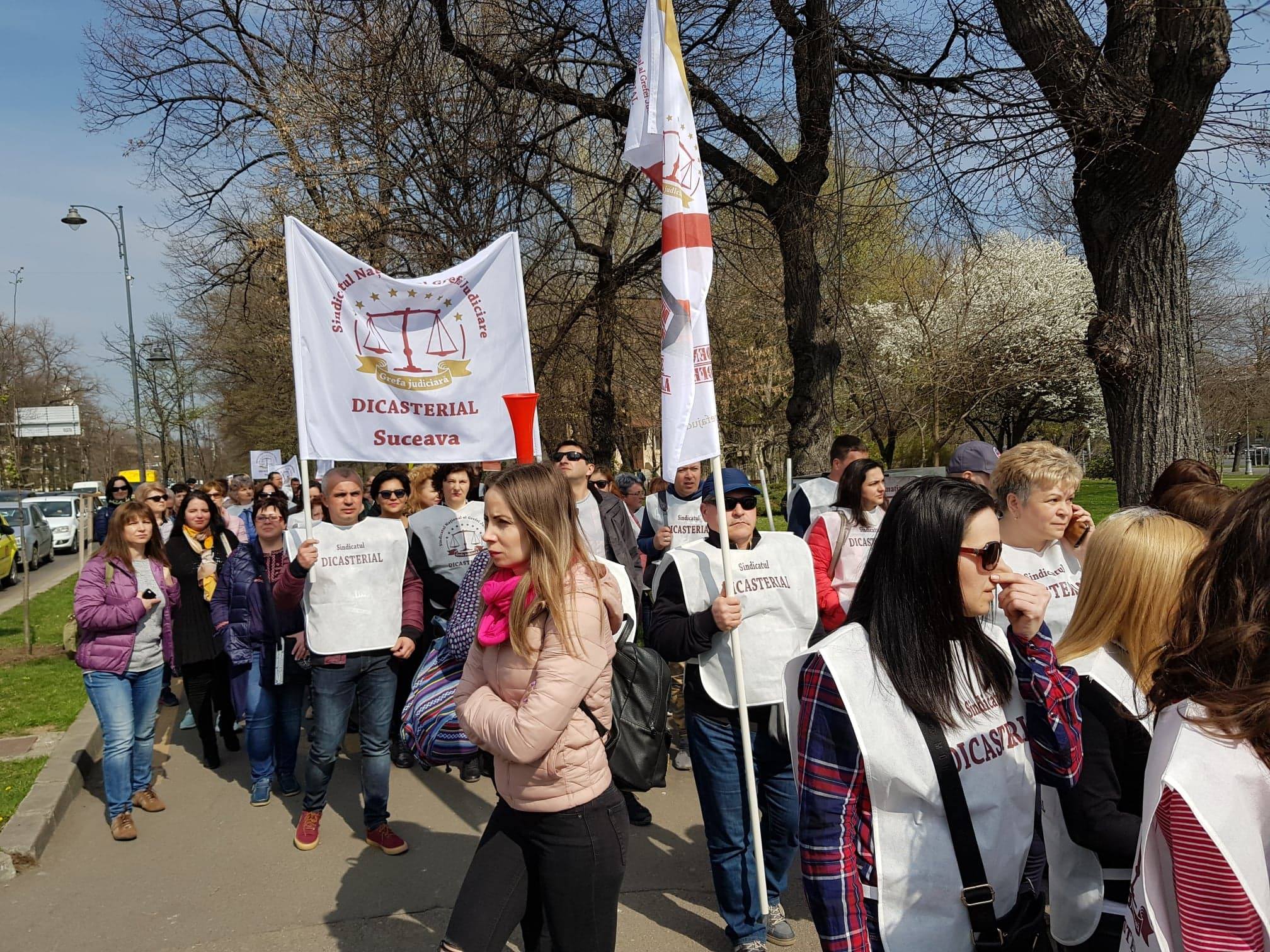 UPDATE. Delegaţie a grefierilor, la discuţii la Guvern. Colegii lor protestează în Piața Victoriei (FOTO&VIDEO)
