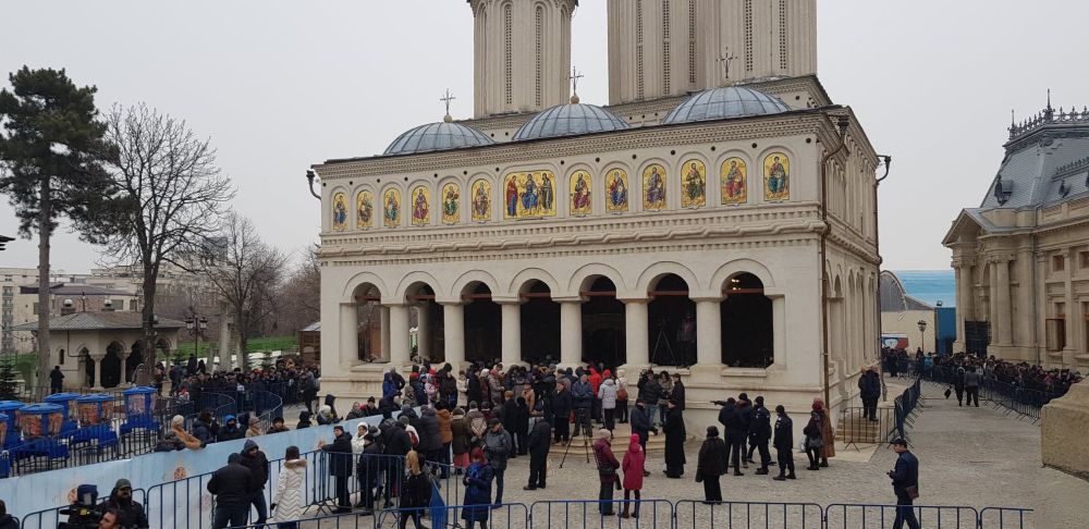 Slujba de Bobotează de la Patriarhie, oficiată de Patriarhul Daniel. Sute de oameni au stat la coadă pentru agheasmă / GALERIE FOTO