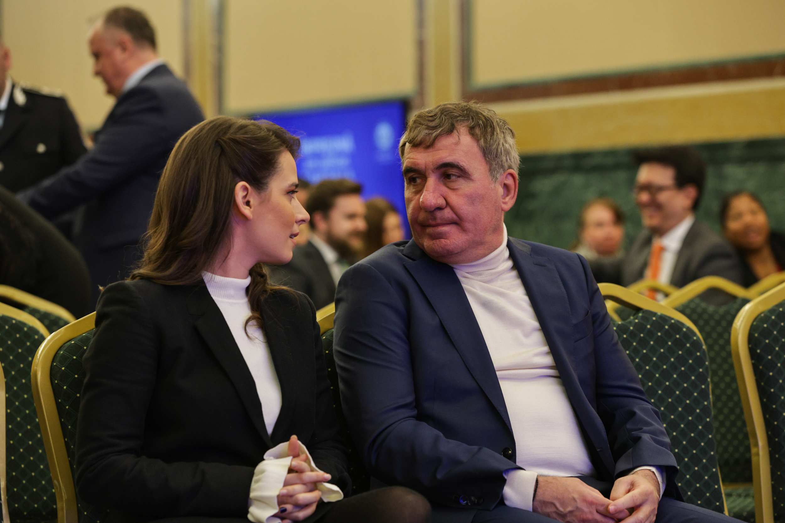 Românii pot călători în SUA fără vize din 31 martie. Decizia, oficializată de Marcel Ciolacu, ambasadoarea SUA și Hagi: „Un moment istoric”