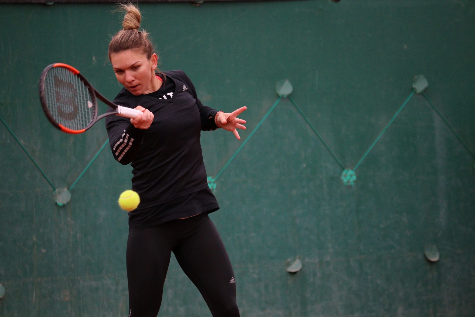 Simona Halep se pregătește cu zâmbetul pe buze pentru confruntarea cu Marea Britanie din Fed Cup | GALERIE FOTO&VIDEO