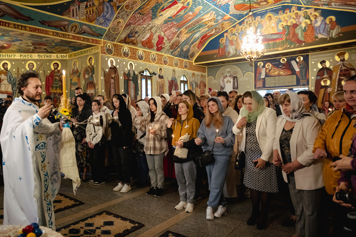 REPORTAJ. „Hrestos voskres!” Sute de refugiați s-au strâns la biserica ucraineană din Drumul Taberei: „Vom învinge, pentru că de partea noastră sunt dreptatea și pacea”