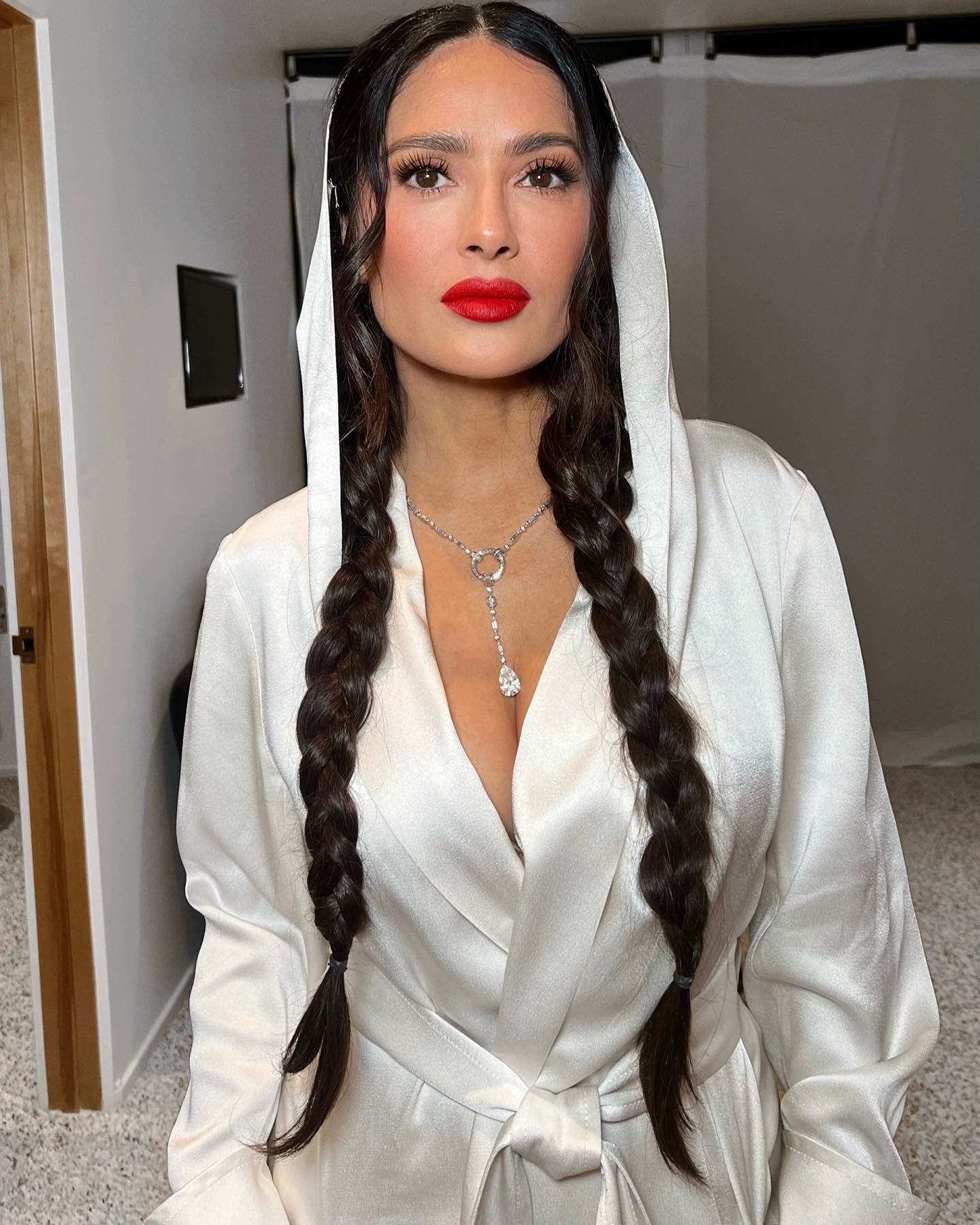 Salma Hayek, apariție spectaculoasă în costum de baie la 56 de ani. Actrița demonstrează că vârsta e doar un număr